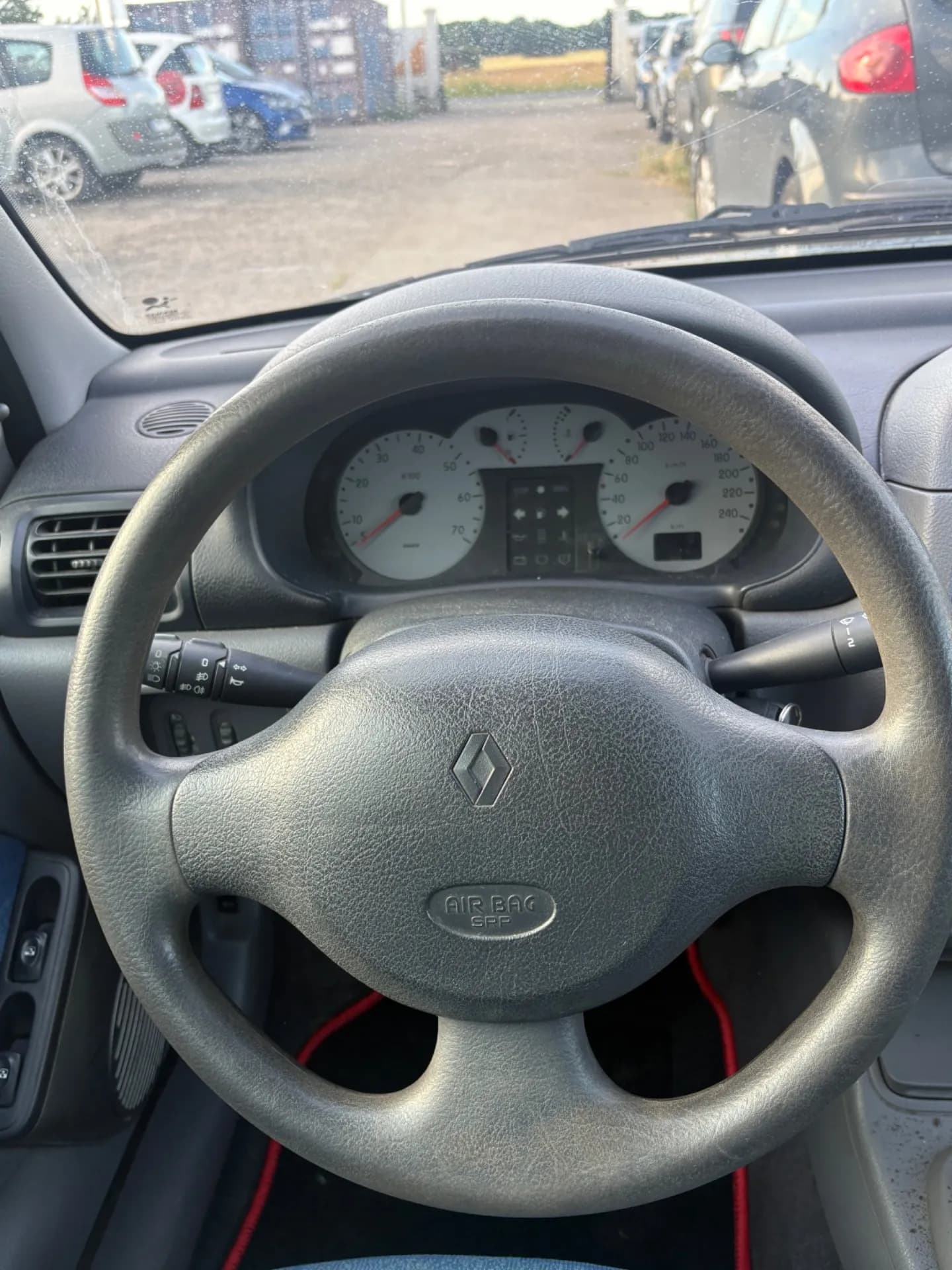 RENAULT CLIO 1.4 - 75 CH (essence) - 3 portes - Vue 7