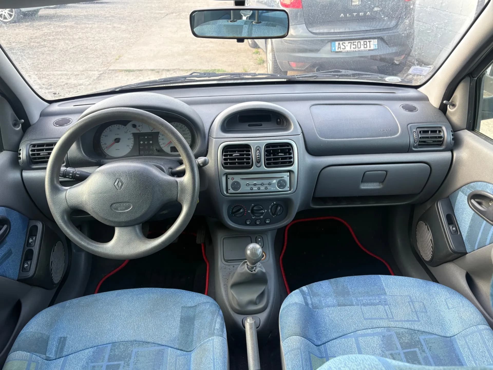 RENAULT CLIO 1.4 - 75 CH (essence) - 3 portes - Vue 10