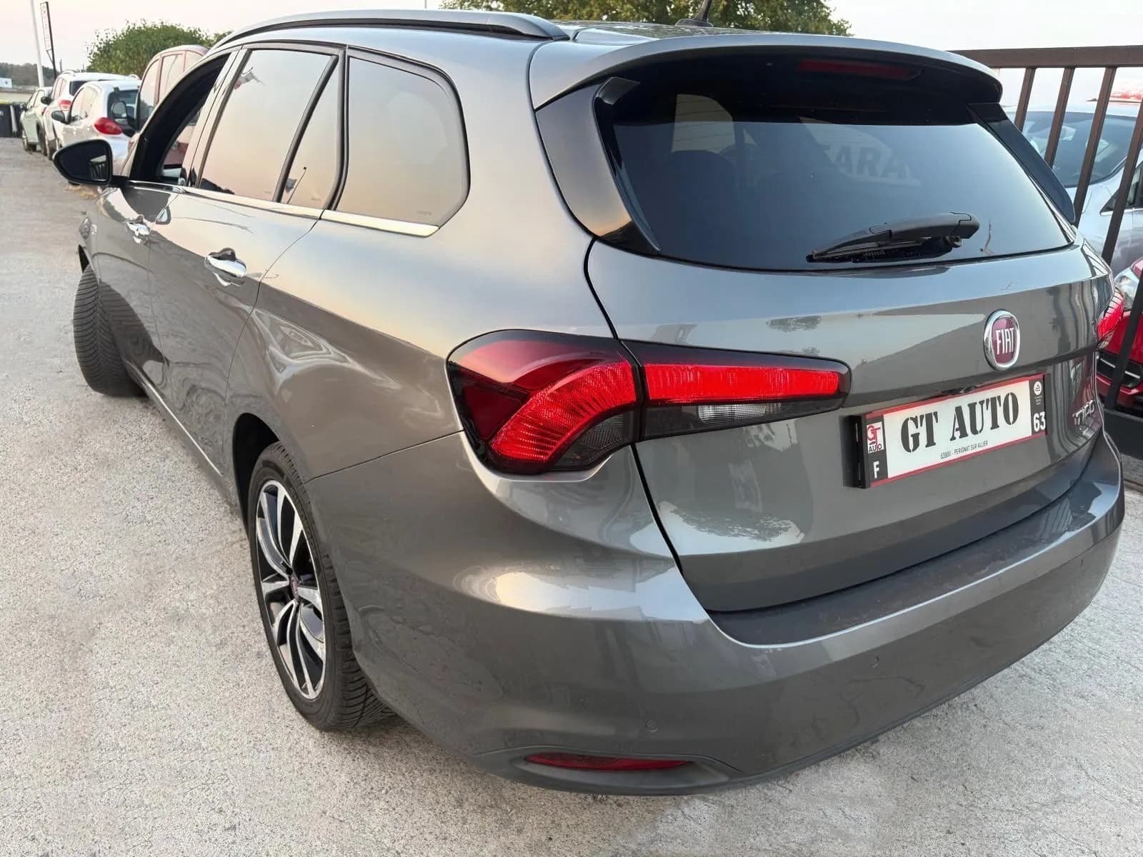 FIAT TIPO SW LOUNGE 1.6 MULTIJET 120 CH START AND STOP - 5 PORTES, APPLE CarPlay, Android Auto - Vue 2