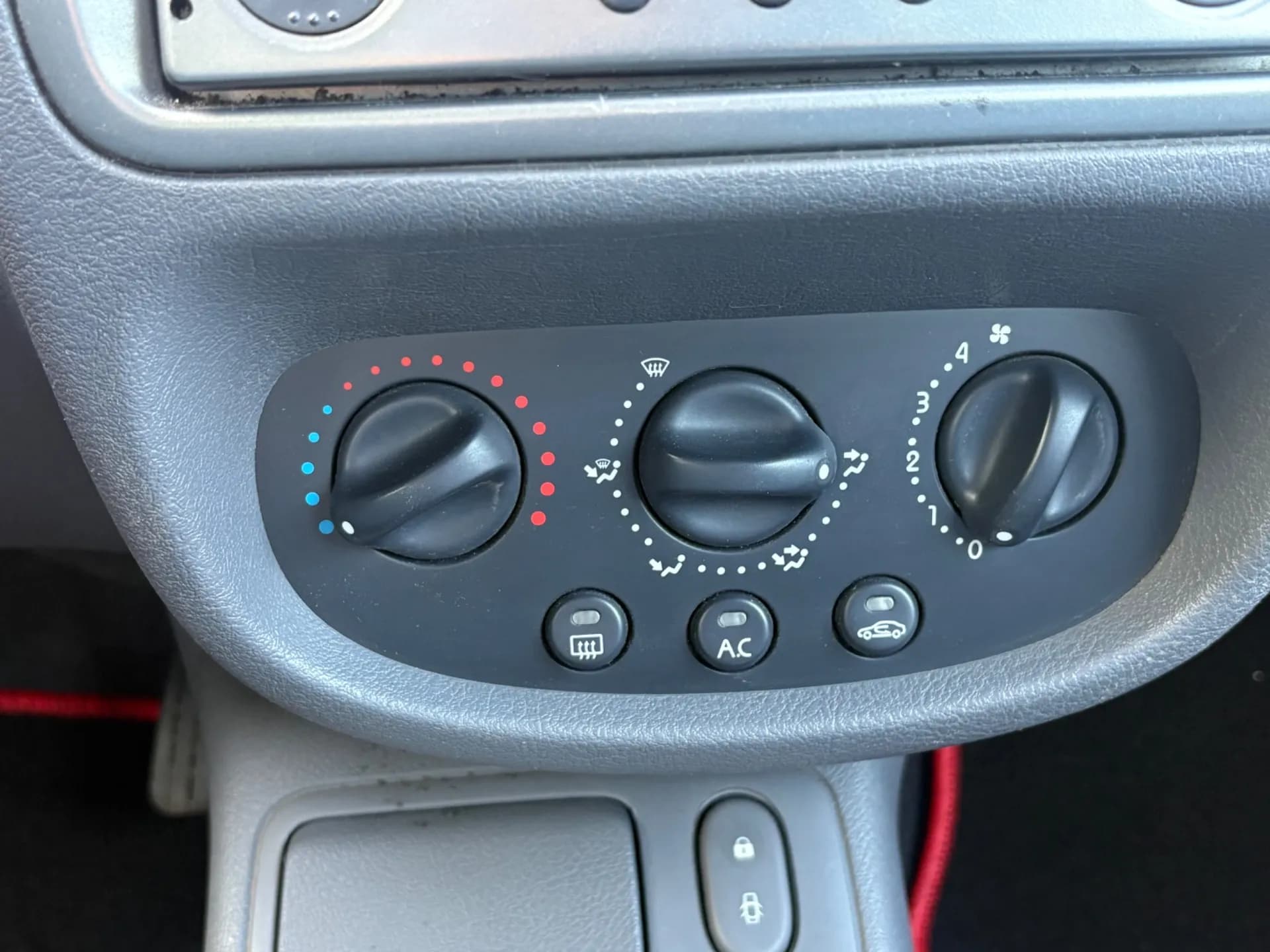 RENAULT CLIO 1.4 - 75 CH (essence) - 3 portes - Vue 9