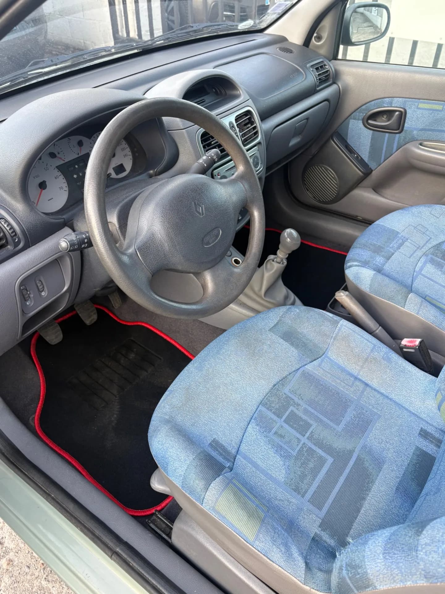 RENAULT CLIO 1.4 - 75 CH (essence) - 3 portes - Vue 6
