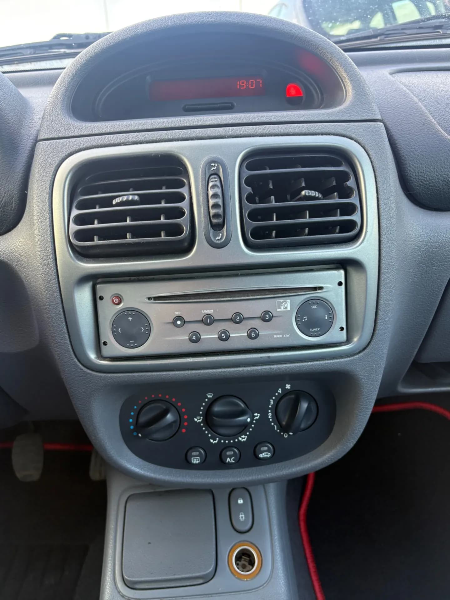 RENAULT CLIO 1.4 - 75 CH (essence) - 3 portes - Vue 8
