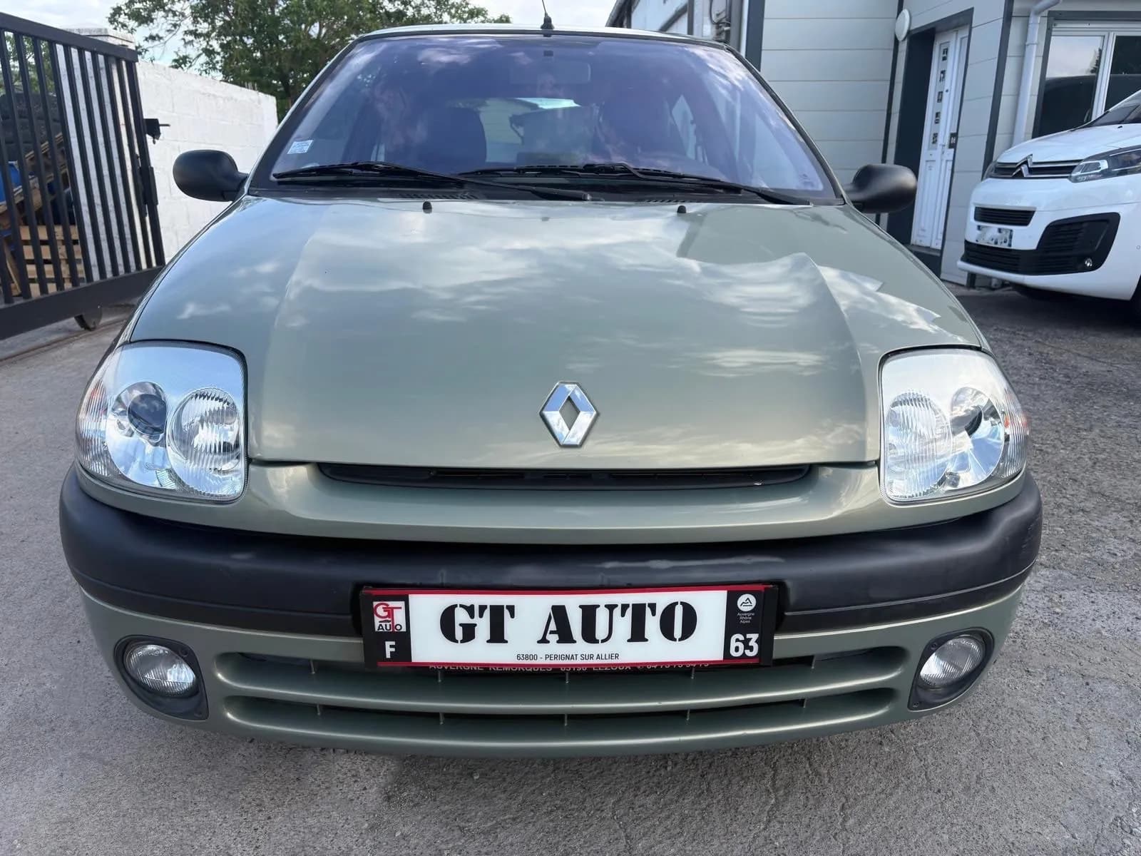 RENAULT CLIO 1.4 - 75 CH (essence) - 3 portes - Vue 5