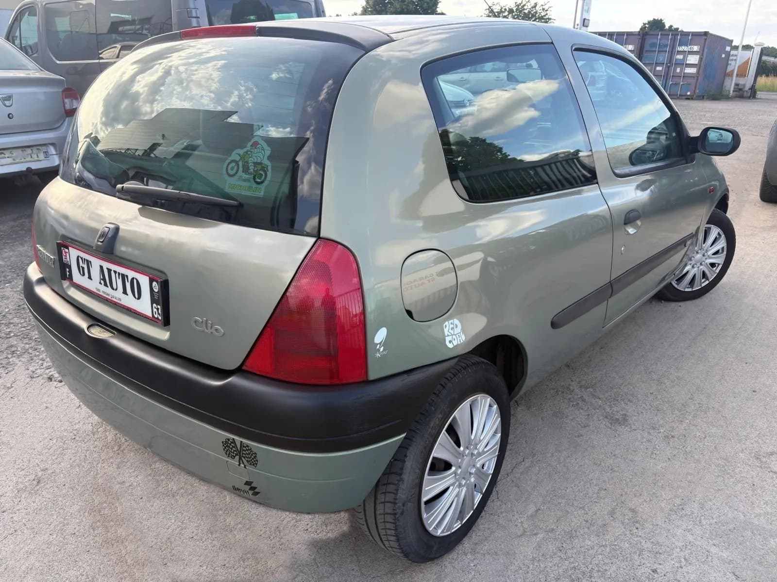 RENAULT CLIO 1.4 - 75 CH (essence) - 3 portes - Vue 3