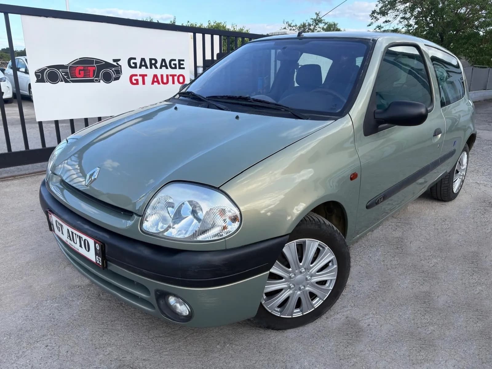 RENAULT CLIO 1.4 - 75 CH (essence) - 3 portes - Vue 1