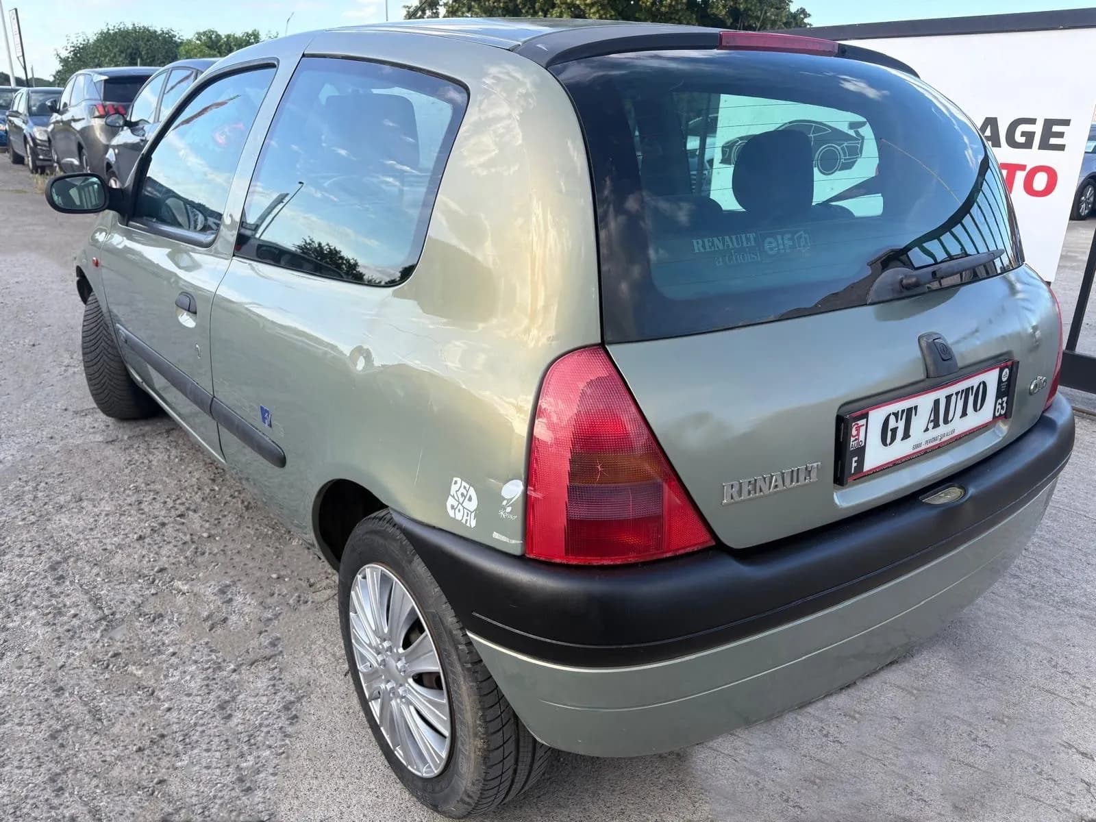 RENAULT CLIO 1.4 - 75 CH (essence) - 3 portes - Vue 2