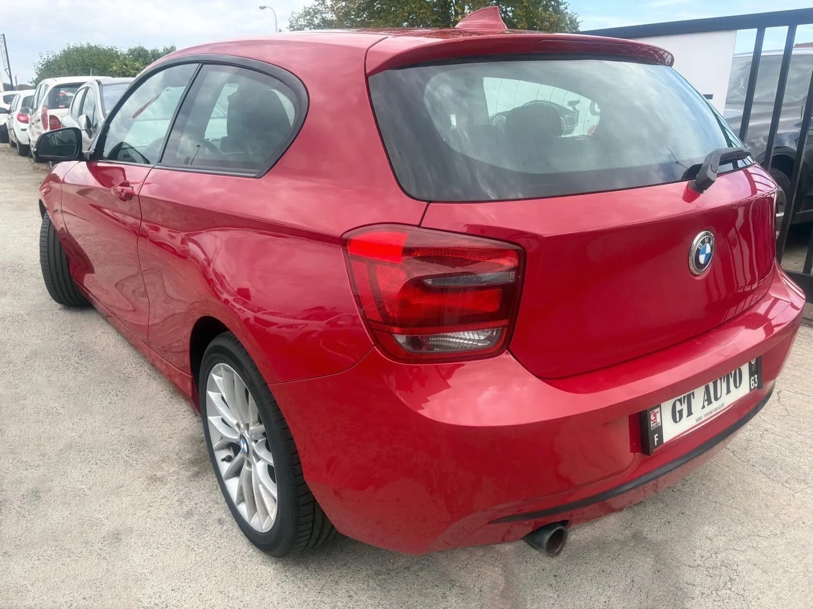 BMW SERIE 1 SPORT 114D 95 CH - Vue 2