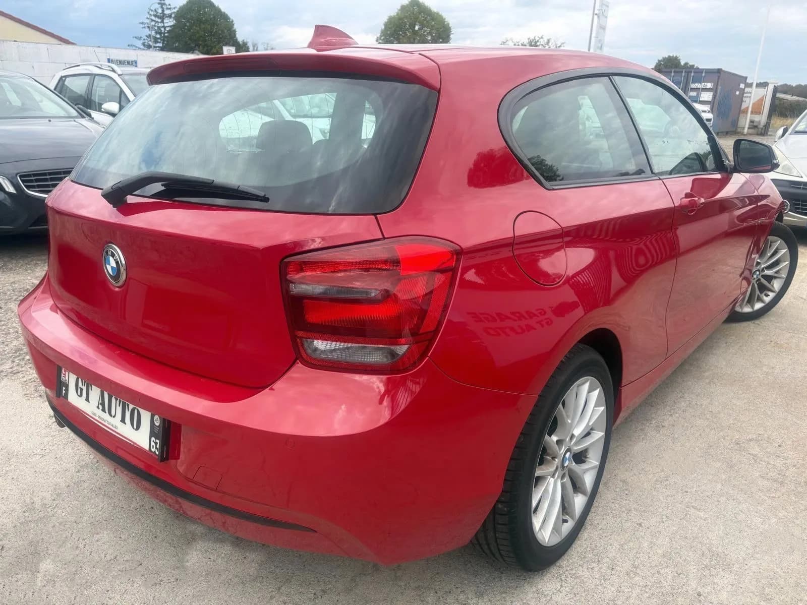 BMW SERIE 1 SPORT 114D 95 CH - Vue 4