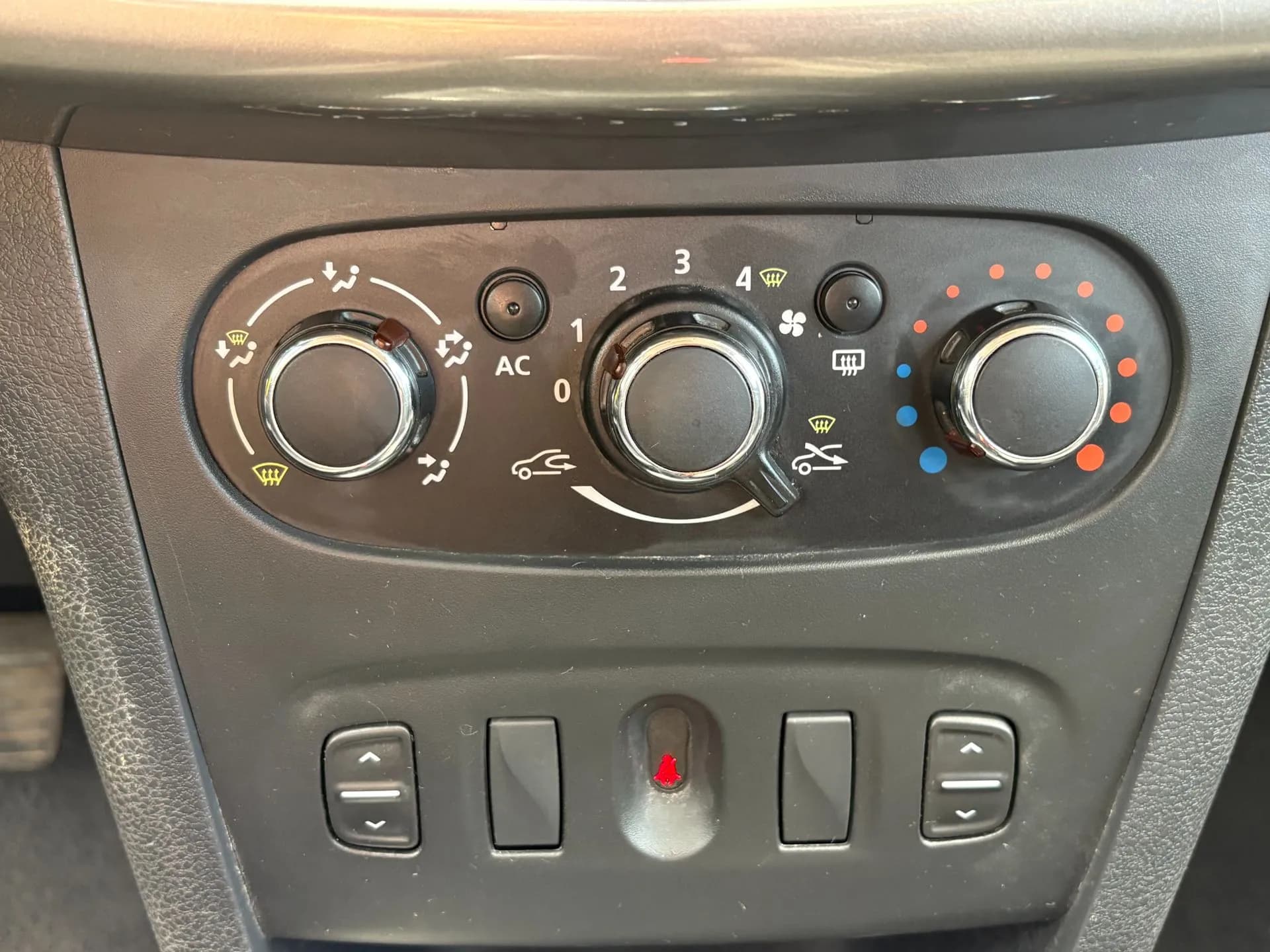 DACIA LOGAN 0.9 TCE 90 CH eco Lauréate - 5 portes,Distribution a chaine, climatisation, mode: Eco - Vue 9