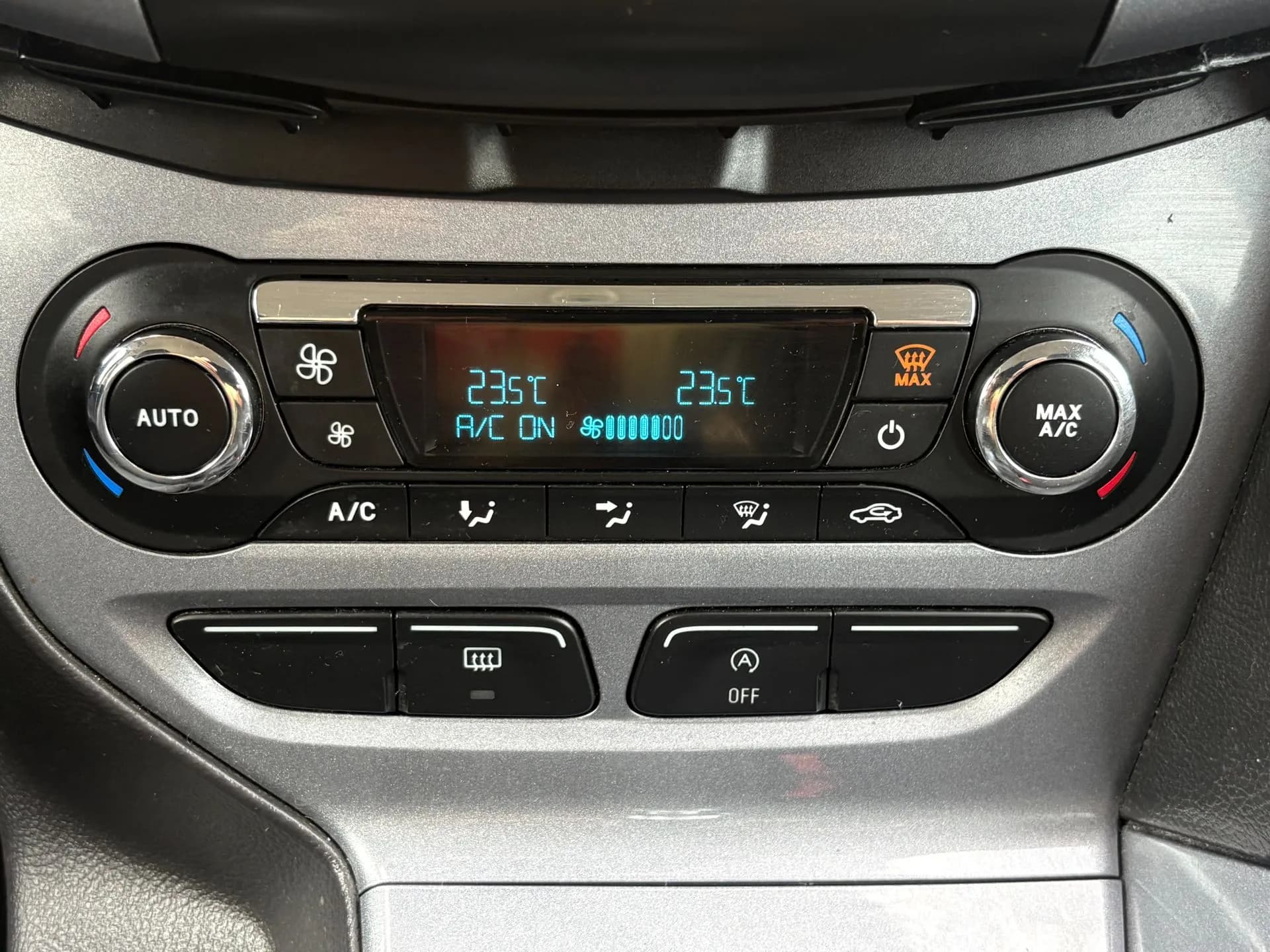 FORD FOCUS TITANIUM 1.6 TDCI 115 CH START AND STOP - Vue 10