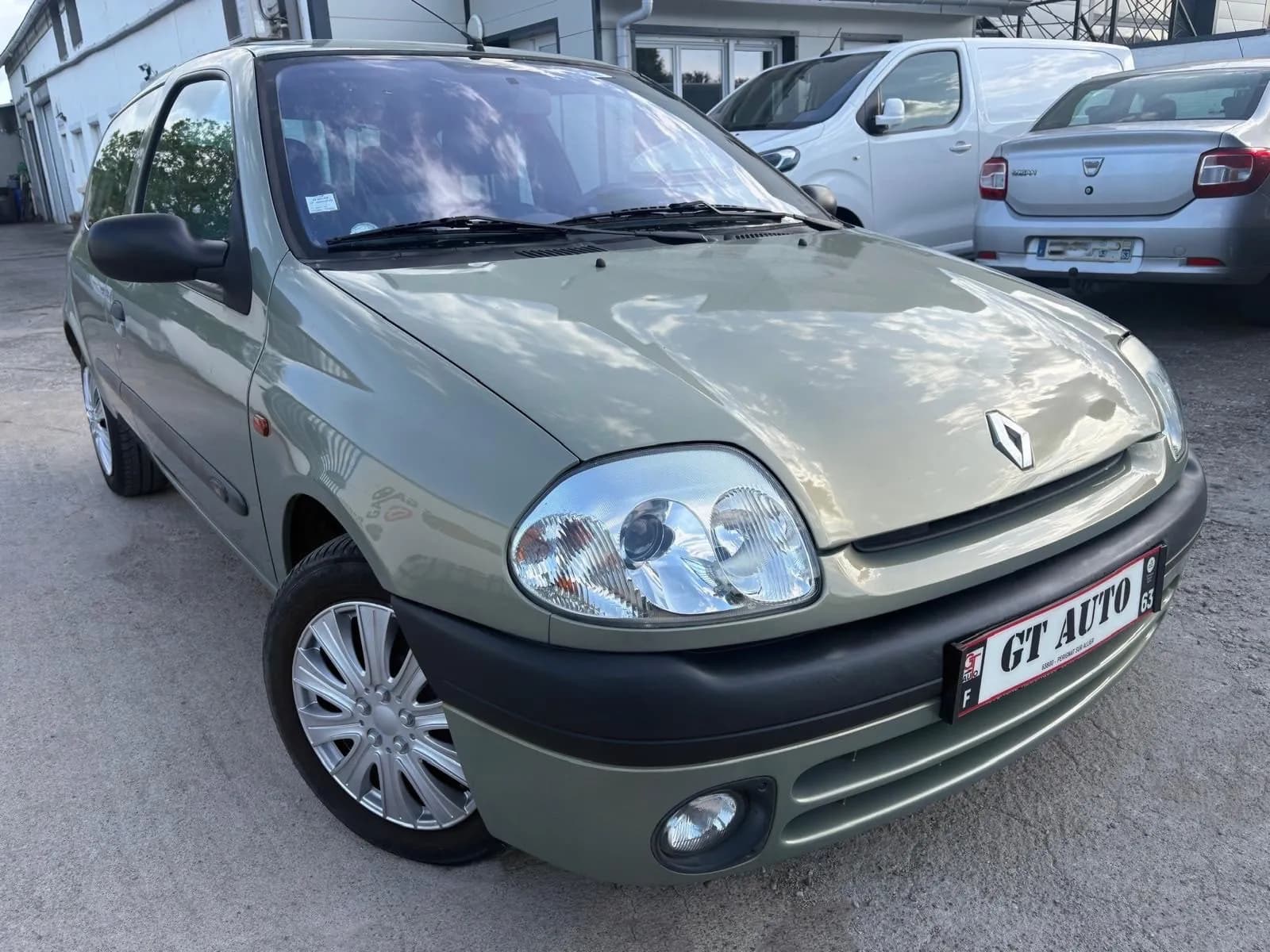 RENAULT CLIO 1.4 - 75 CH (essence) - 3 portes - Vue 4