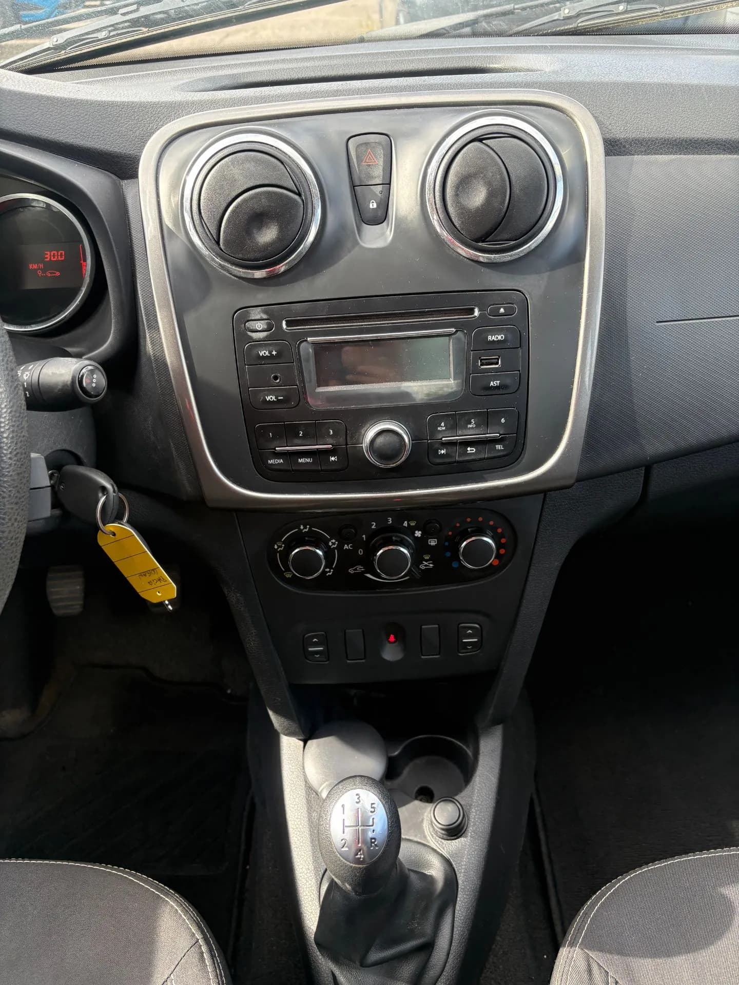 DACIA LOGAN 0.9 TCE 90 CH eco Lauréate - 5 portes,Distribution a chaine, climatisation, mode: Eco - Vue 8